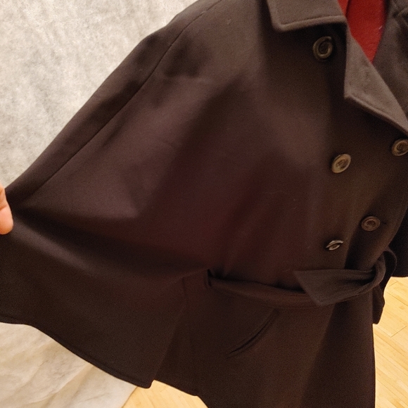 Beautiful Cape Coat. - Picture 3 of 6